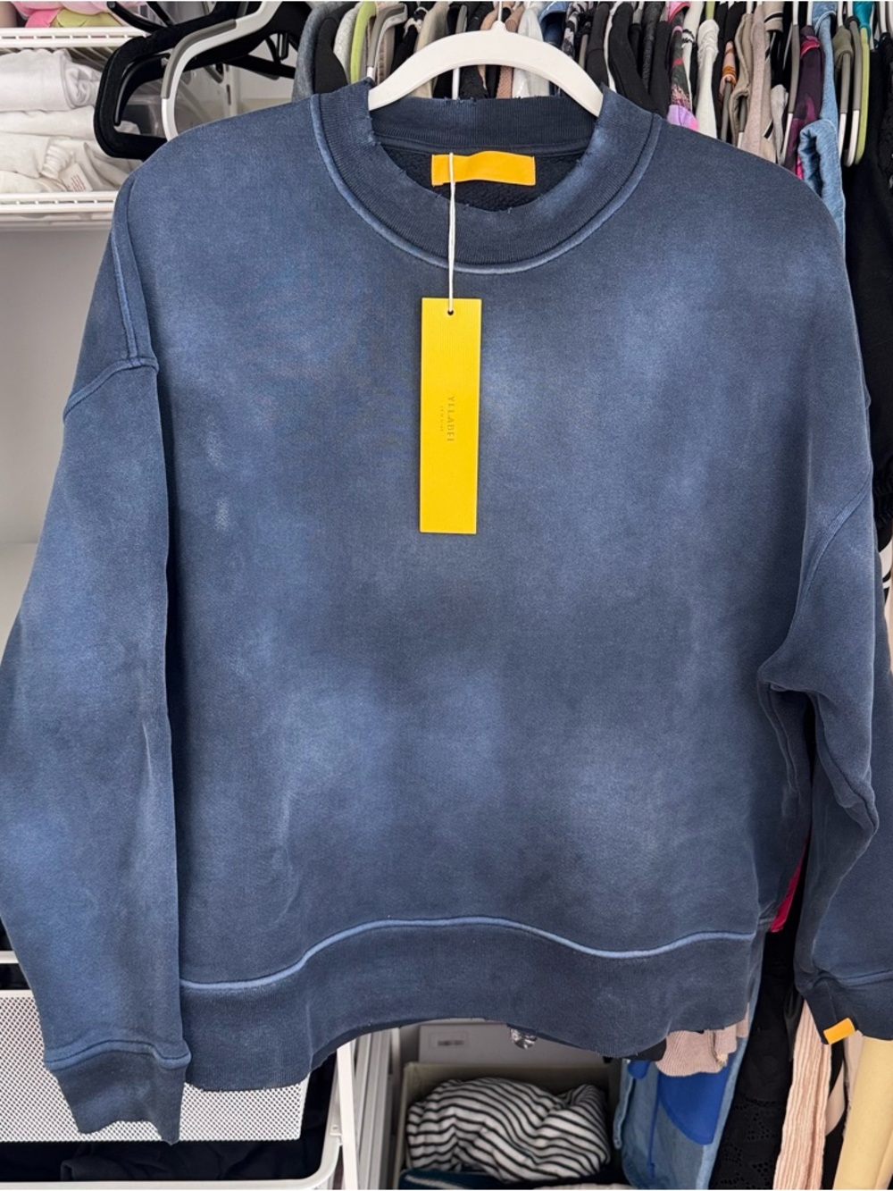 Yelabel Crewneck Unisex
Sweater in navy tone